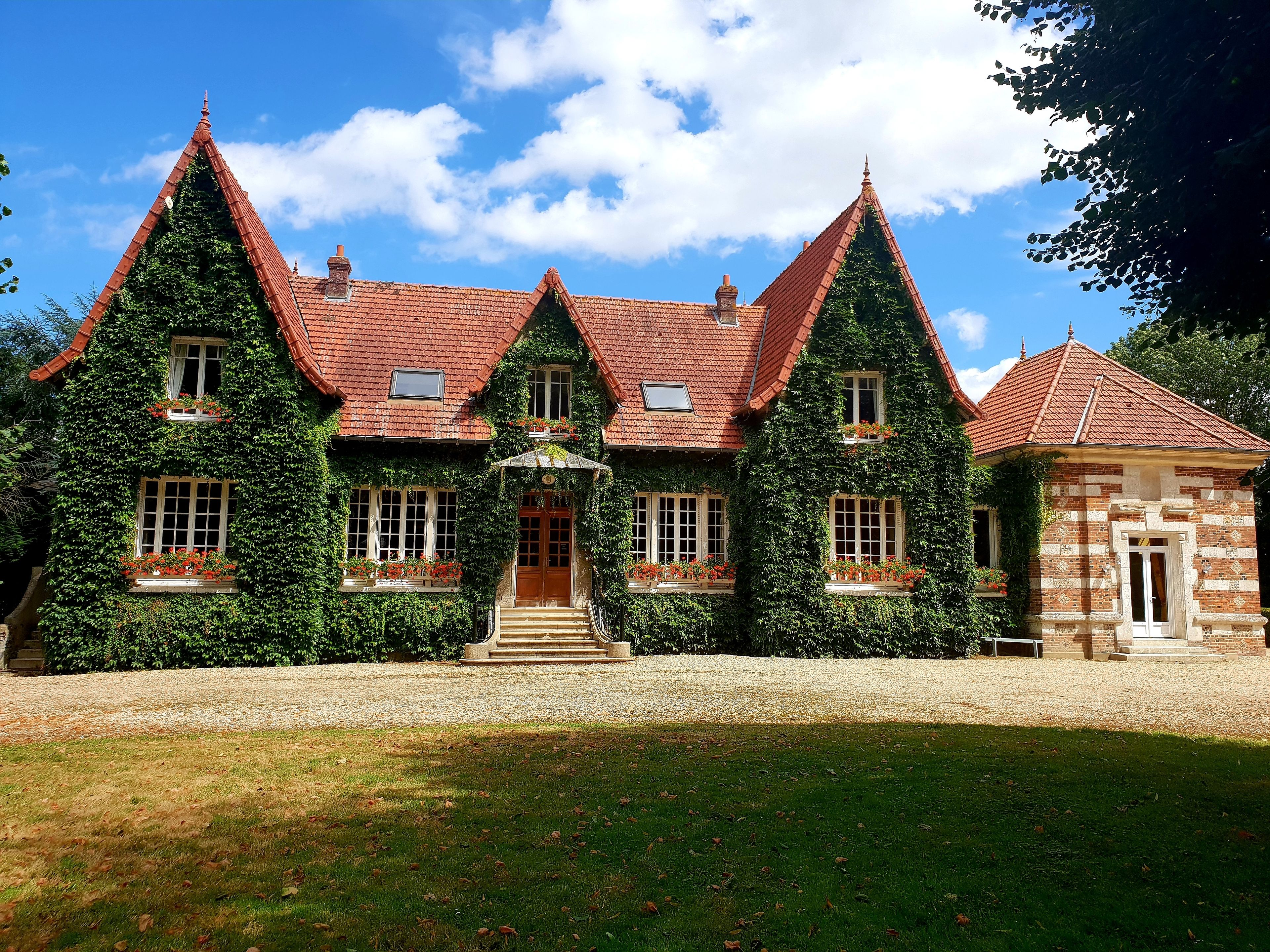 Vista frontal de la propiedad