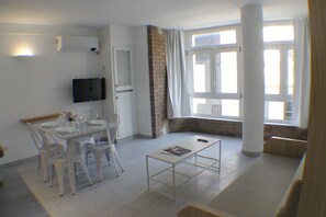 Dining - Pi Sunyer 4 2C - One Bedroom Apartment, Sleeps 4 (Roses)