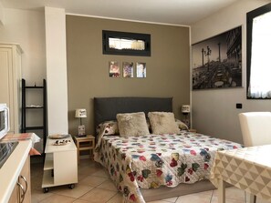 Apartment | Desk, free WiFi, bed sheets
