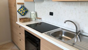 Căn hộ | Bếp riêng | Tủ lạnh, lò vi sóng, bếp nấu, dụng cụ nấu nướng/bát dĩa/dao nĩa 