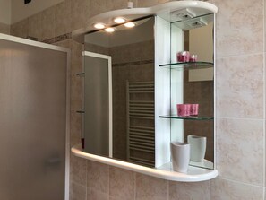 Apartment | Bilik Mandi | Pancuran mandi, pengering rambut, bidet, tuala disediakan