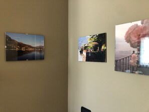 Drie ingelijste foto's aan een muur.