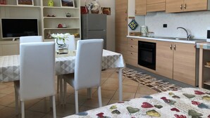 Căn hộ | Bếp riêng | Tủ lạnh, lò vi sóng, bếp nấu, dụng cụ nấu nướng/bát dĩa/dao nĩa 