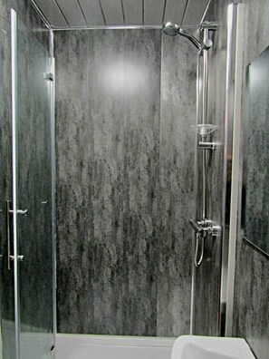 Chambre Quadruple Confort, accessible aux personnes à mobilité réduite, salle de bains attenante