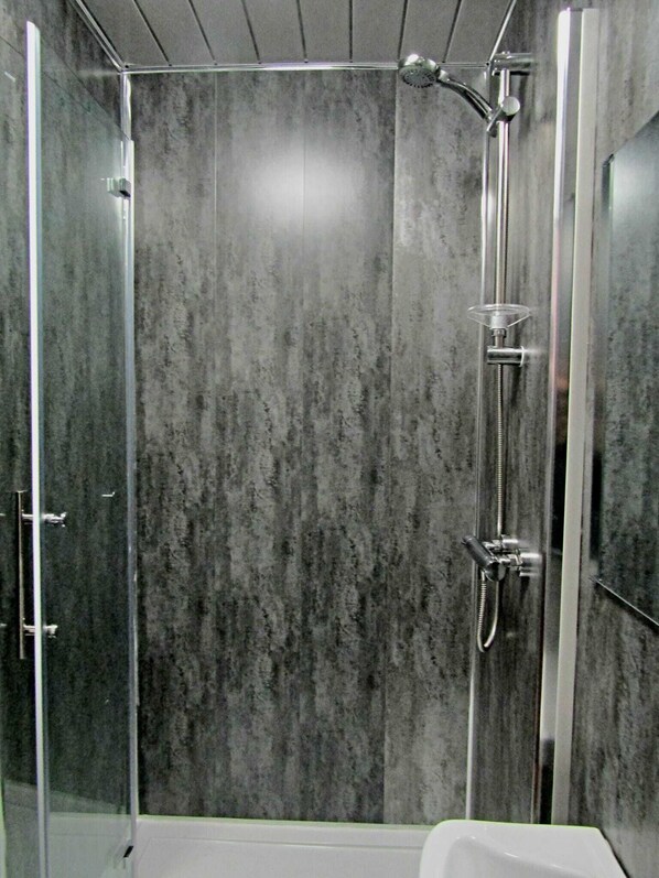 Chambre quadruple Confort, accessible aux personnes à mobilité réduite, salle de bain attenante