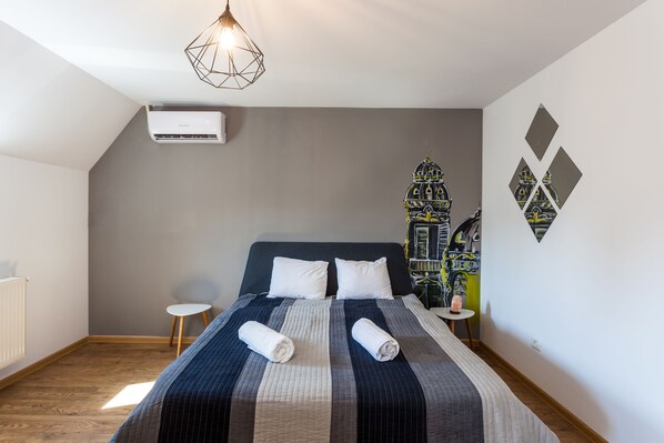 City Apartment, Multiple Beds | 4 bedrooms, desk, blackout drapes, soundproofing - Benjamin Franklin Suite (Bucharest)