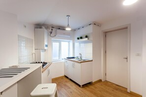 Fridge, microwave, stovetop, coffee/tea maker - Benjamin Franklin Suite (Bucharest)