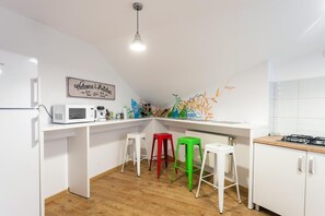 Ψυγείο, φούρνος μικροκυμάτων, μαγειρικές εστίες, βραστήρας για καφέ/τσάι