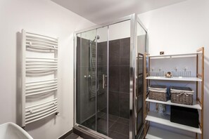 Ducha, artículos de tocador gratuitos, secador de pelo, toallas