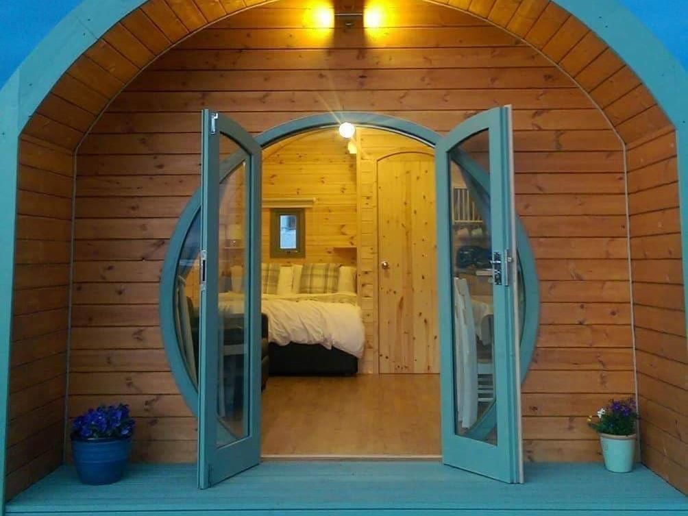 Individuell inredning, unika möbler, arbetsyta för laptop och sängkläder