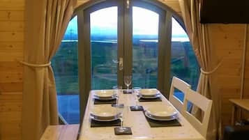 Private kitchen | Fridge, microwave, coffee/tea maker, electric kettle
