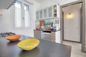 Apartamento, 1 quarto | Cozinha privada | Geladeira grande, micro-ondas, fogão, cooktop