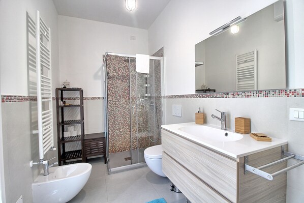 Apartamento, 1 quarto | Banheiro | Chuveiro, bidê, toalhas de banho 