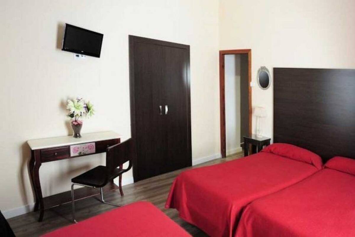 Triple Room, Shared Bathroom | Desk, WiFi (free)