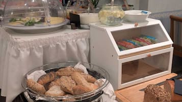 Petit déjeuner buffet (5 EUR par personne)