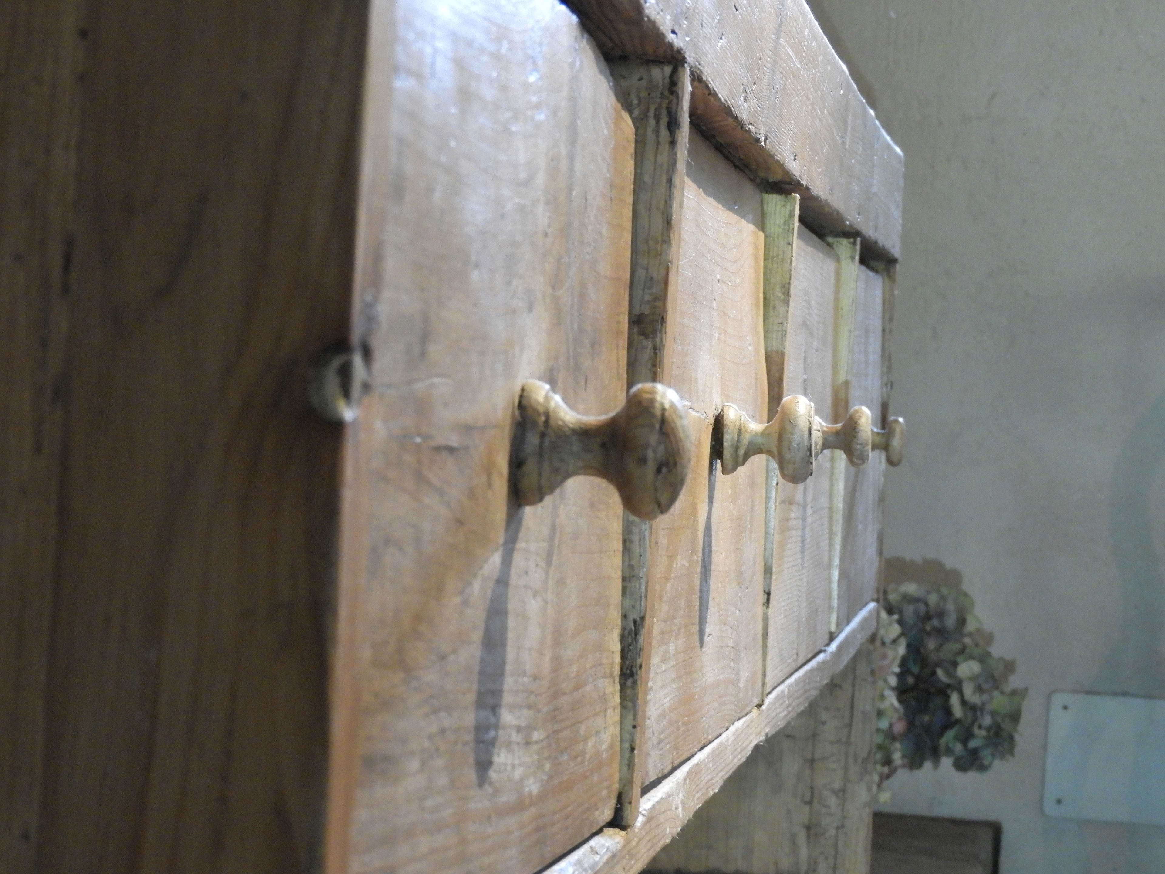 Un gabinete de madera con un tirador de latón.