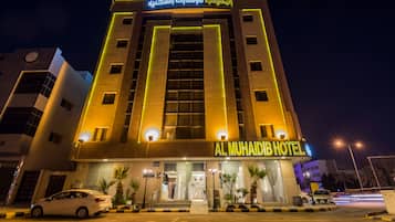 Mặt tiền nơi lưu trú - ban đêm