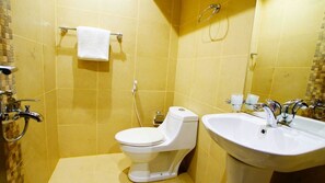 Ein Badezimmer mit Toilette, Waschbecken und Dusche.