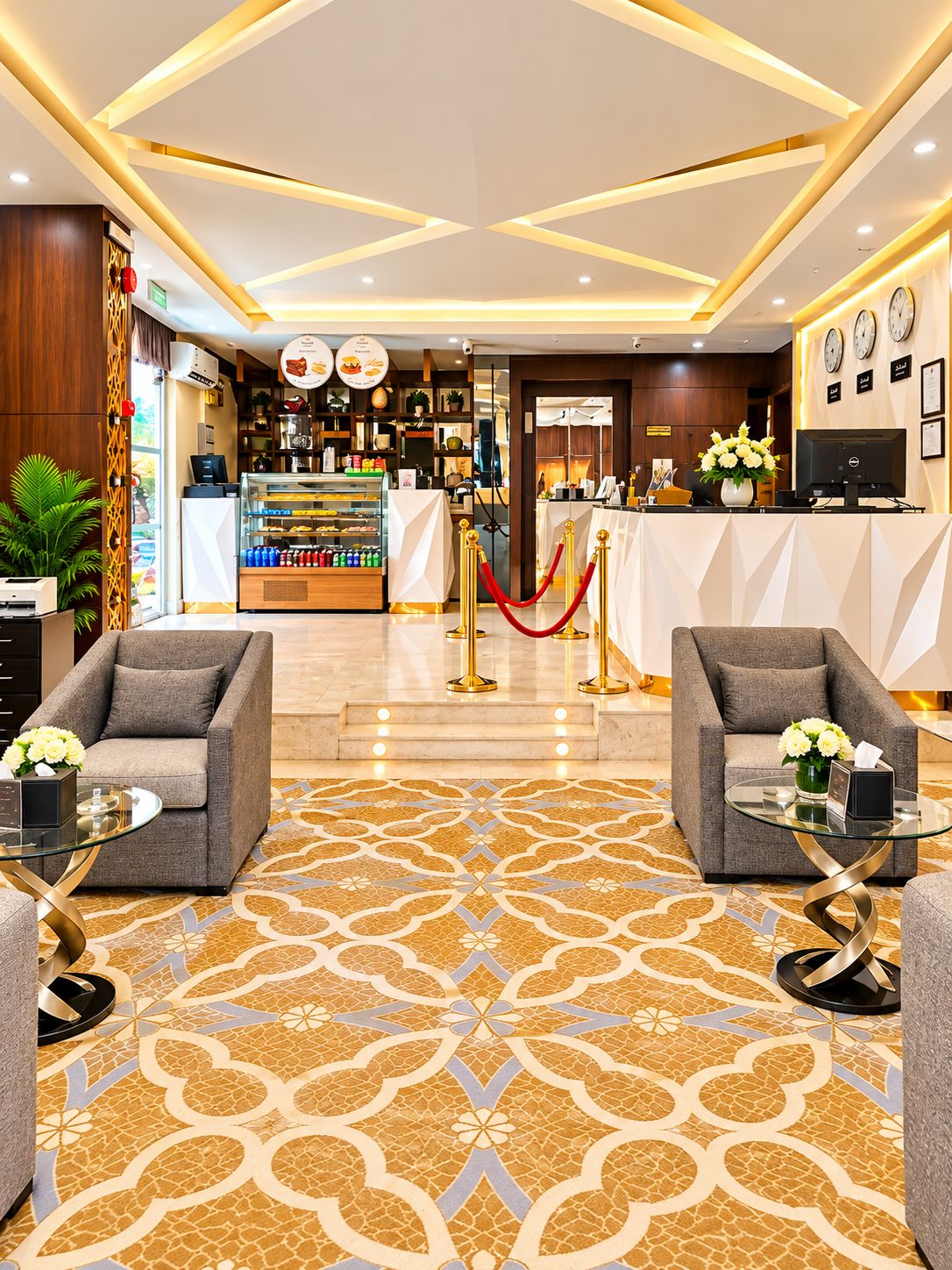 Un vestíbulo de hotel con mostrador de recepción, zona de estar y un bar.