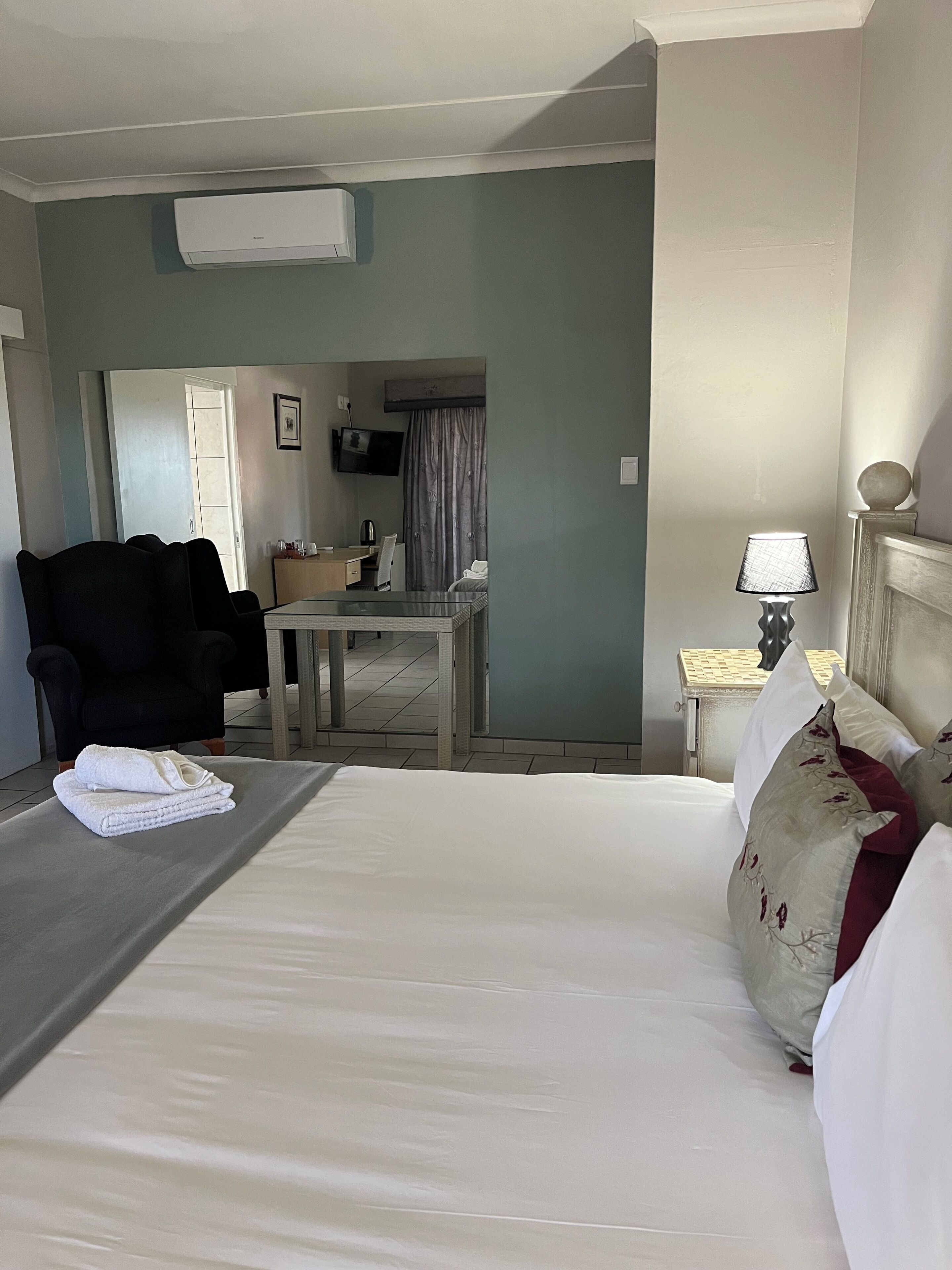 double room (queen room 2) | premium bedding, desk, free wifi, bed sheets