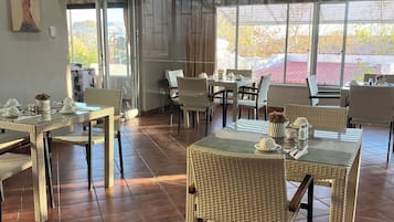 TĂ€gliches inbegriffenes FrĂŒhstĂŒcksbuffet