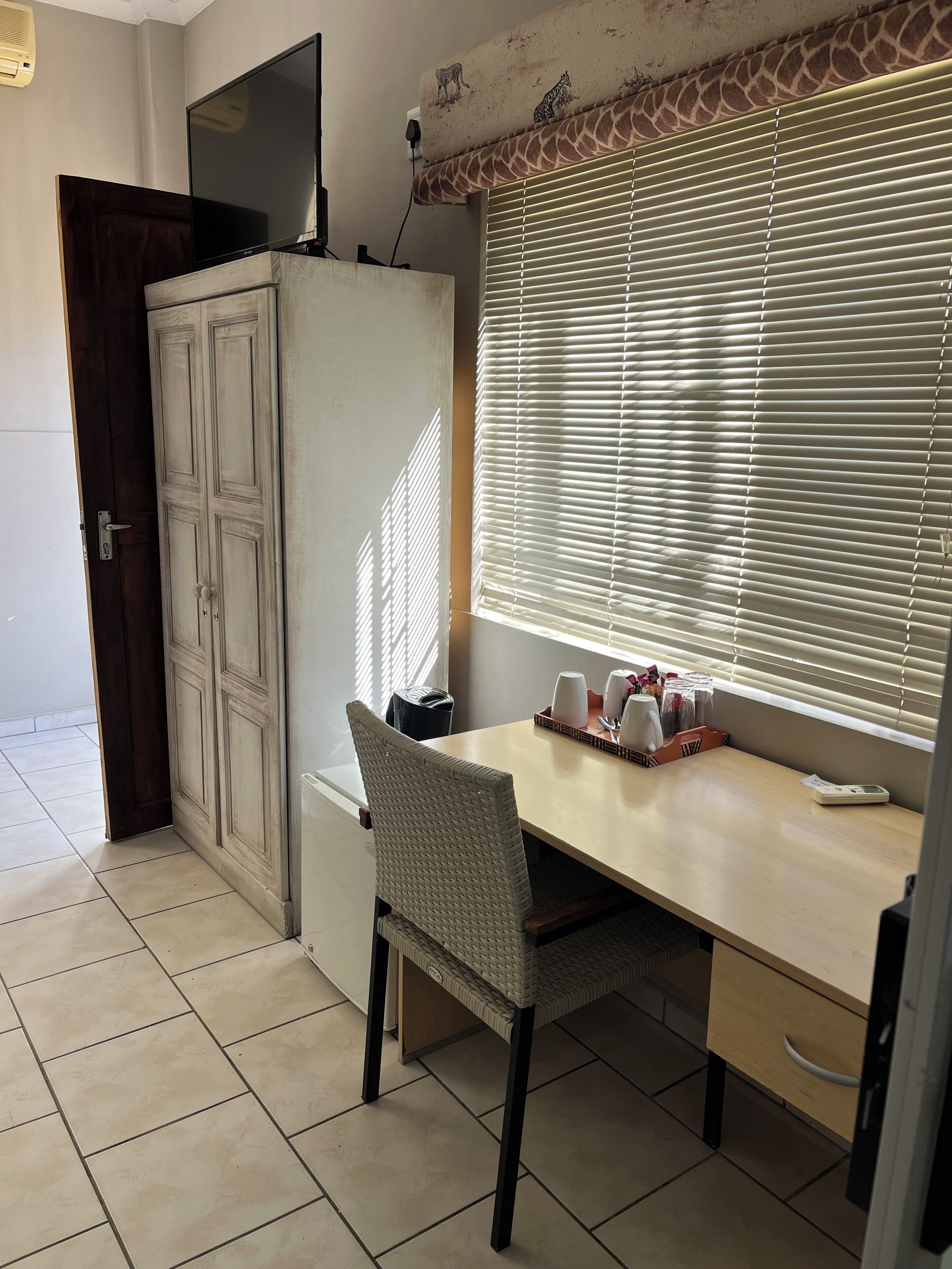 standard triple room (family room 10) | premium bedding, desk, free wifi, bed sheets