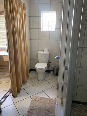 Standard Triple Room (Family Room 10) | Bathroom