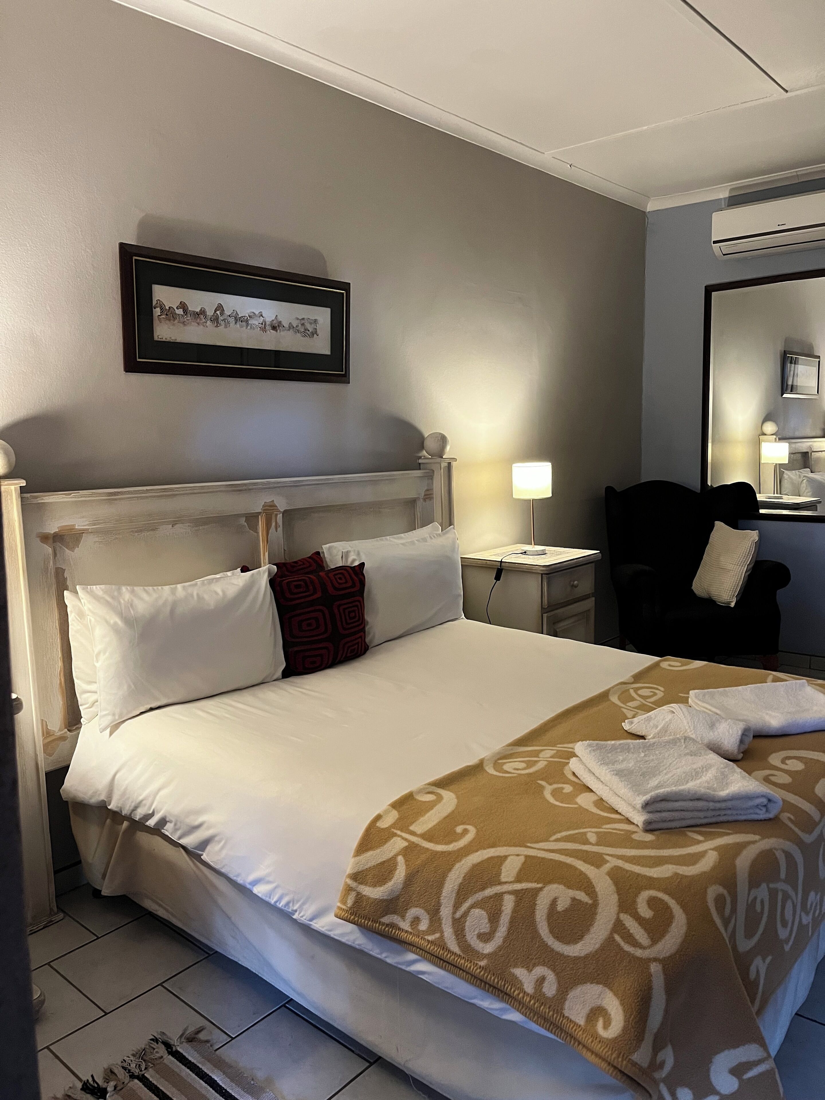 Habitación doble (Queen Room 2) | Ropa de cama de alta calidad, escritorio, wifi gratis y ropa de cama