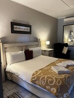 Habitación doble (Queen Room 2) | Ropa de cama de alta calidad, escritorio, wifi gratis y ropa de cama