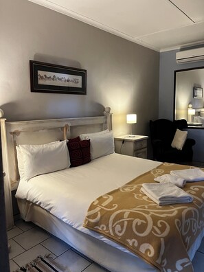 Double Room (Queen Room 2) | Premium bedding, desk, free WiFi, bed sheets - Hotel Pension Casa Africana (Windhoek)