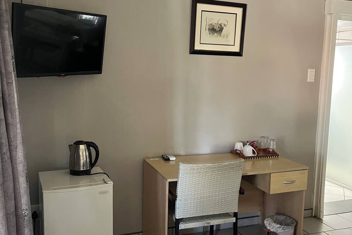 Double Room (Queen Room 2)