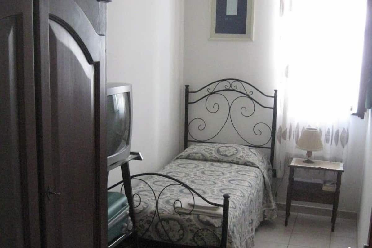 Single Room | Blackout drapes, bed sheets
