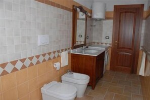 Bruser, hårtørrer, bidet, håndklæder