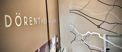 Un mur sur lequel est inscrit le texte « DÖRENTHER KLIPPEN » et qui présente un motif représentant une carte routière.