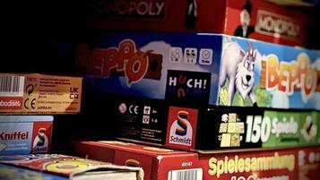 Una pila de juegos de mesa, incluyendo Monopoly, Repton y Boppin.