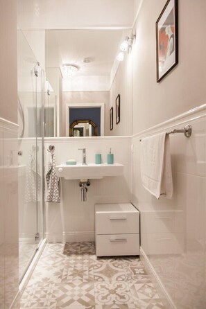 Appartamento Deluxe (APART 4B) | Bagno | Doccia, soffione a pioggia, asciugacapelli, asciugamani