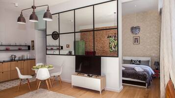 Apartamento Deluxe | Zona de estar | Una Smart TV