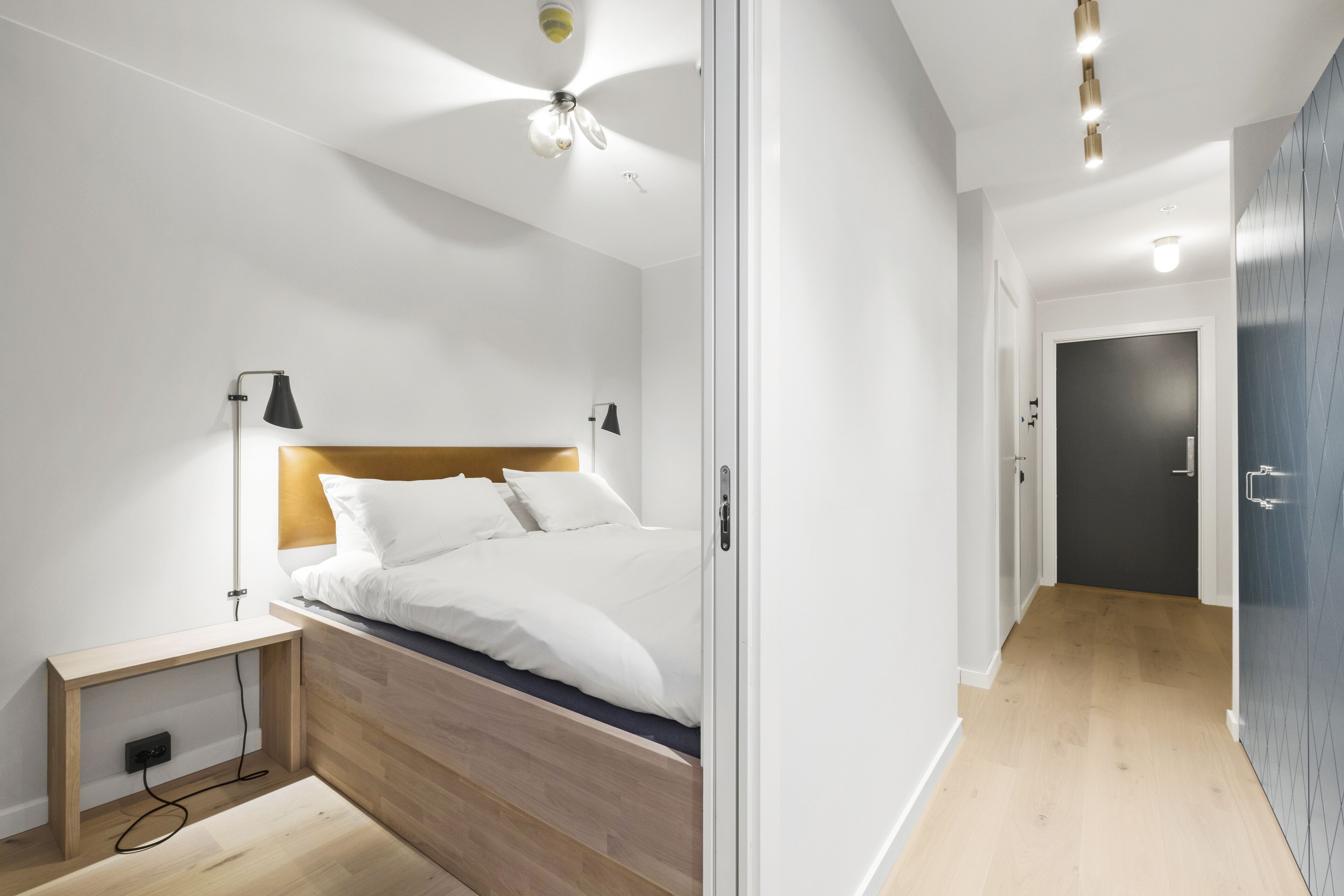 Yksilöllisesti sisustettu, yksilöllisesti kalustettu, työpöytä