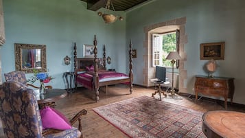3 habitaciones, tabla de planchar con plancha y cuna de viaje