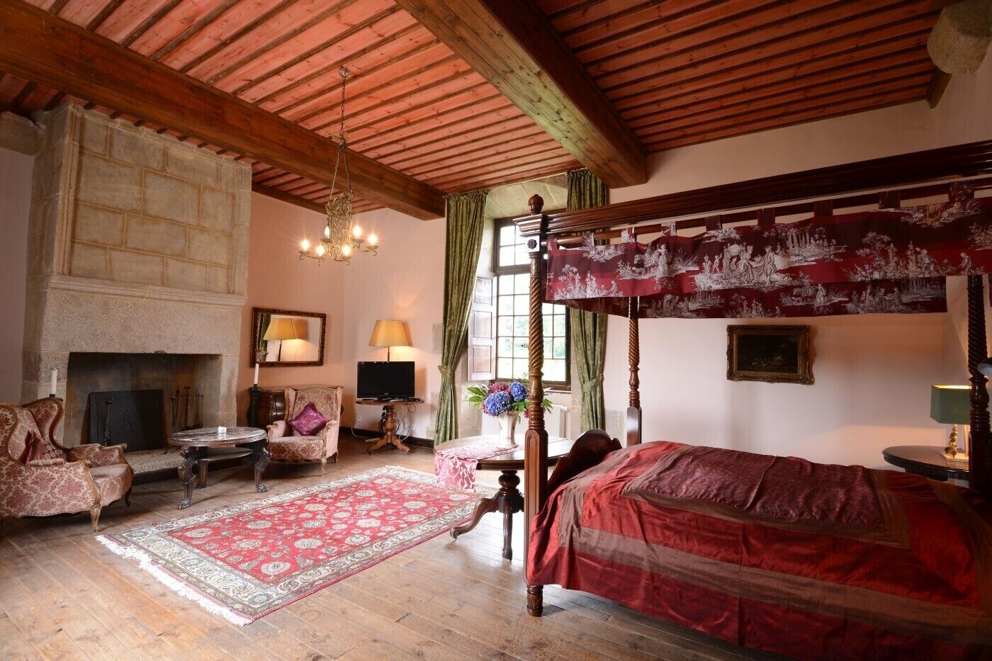 3 habitaciones, tabla de planchar con plancha y cuna de viaje 