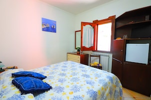 Quarto casal básico | Berços grátis, Wi-Fi de cortesia, roupa de cama