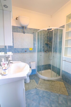 Standaard tweepersoonskamer | Badkamer | Een douche, een regendouche, handdoeken