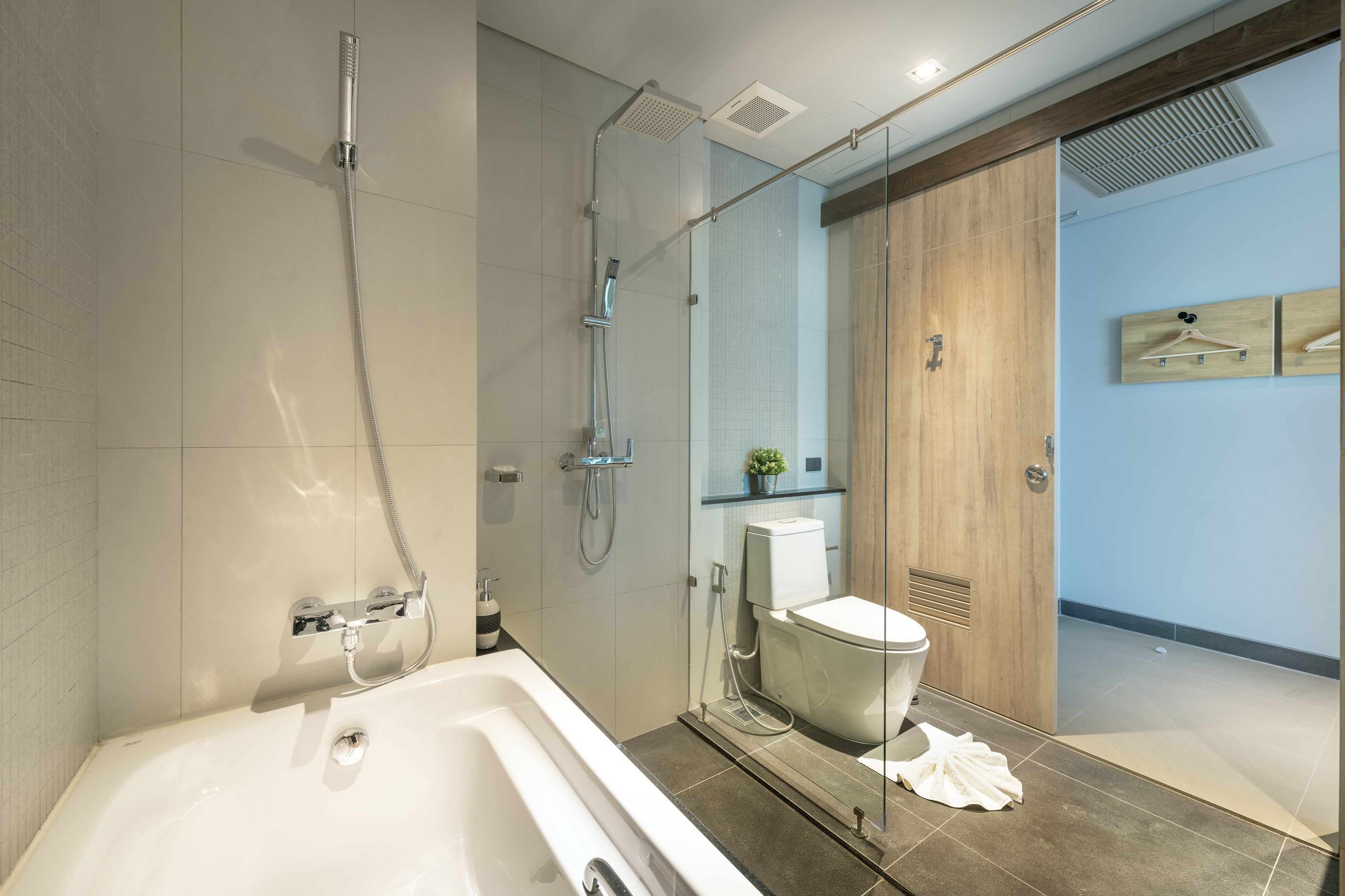 Un baño moderno con bañera, ducha e inodoro.