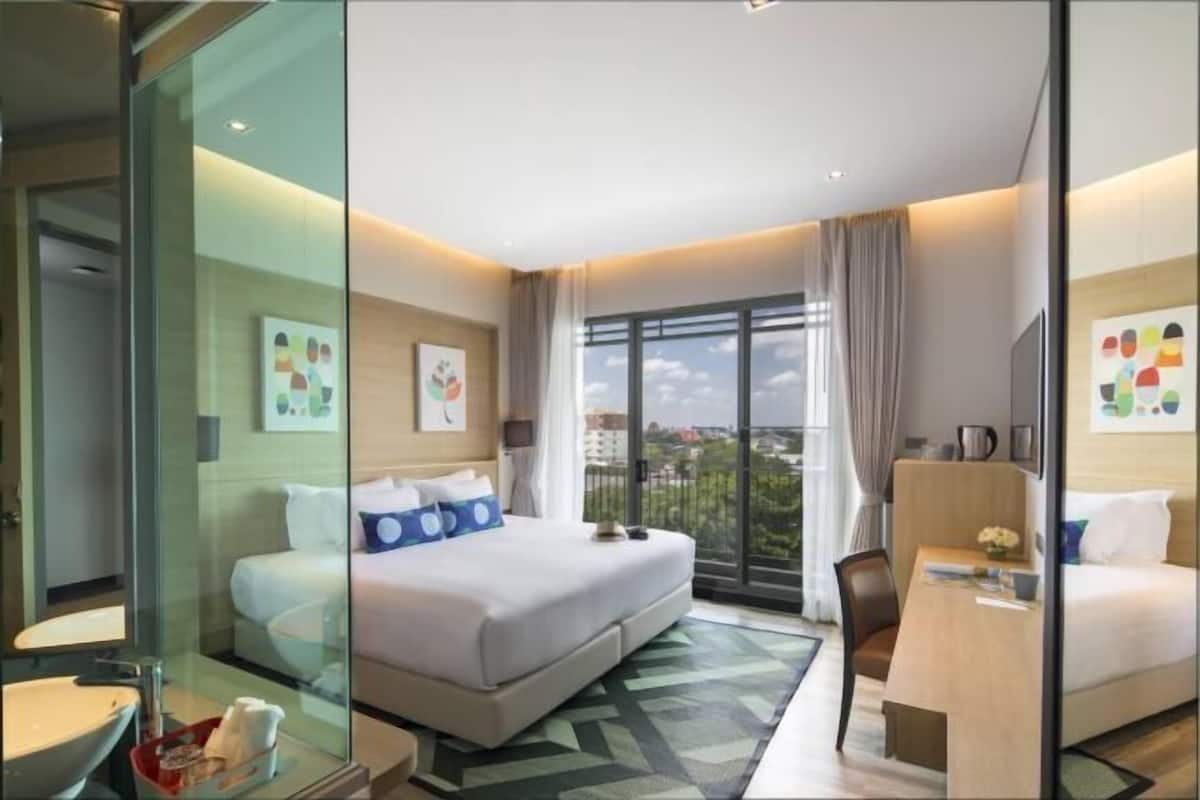 1 bedroom, in-room safe, desk, blackout curtains