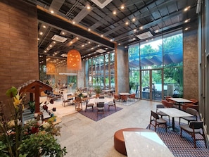 供应早餐、午餐和晚餐,本地与国际菜