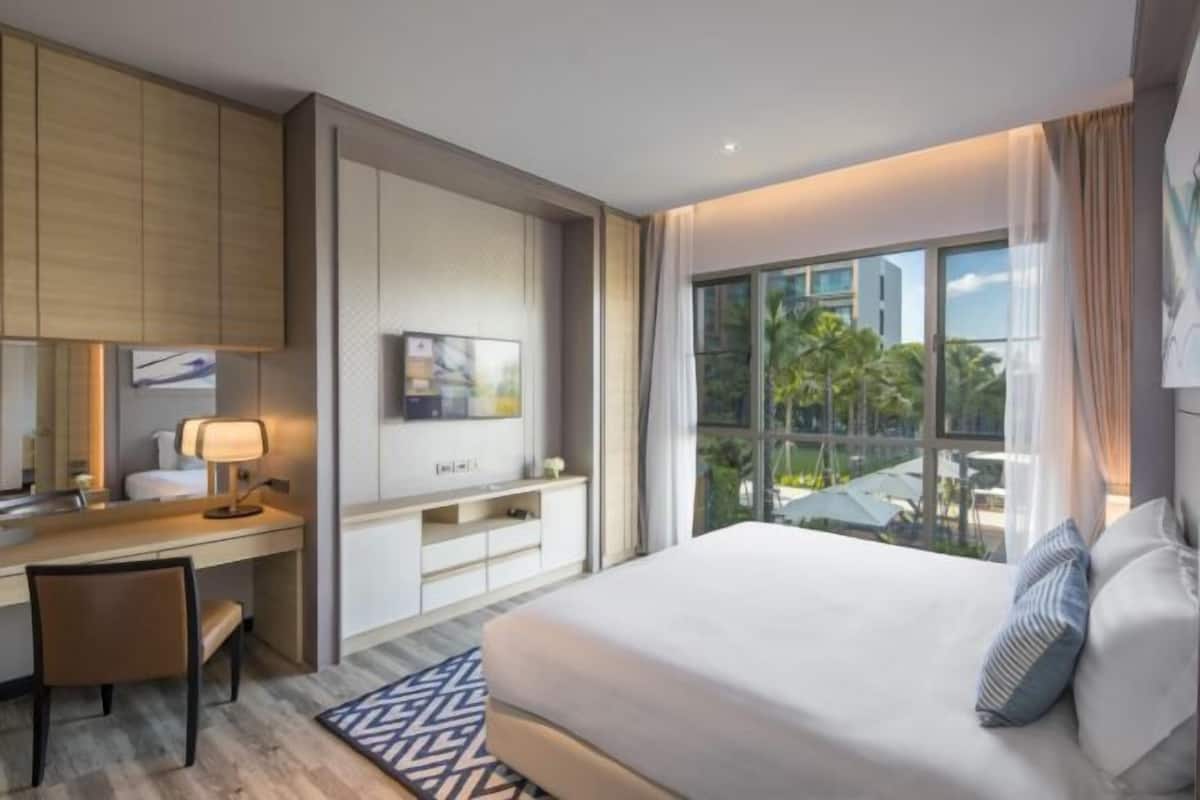 1 bedroom, in-room safe, desk, blackout curtains