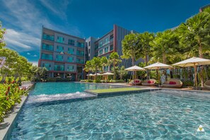 Una piscina al aire libre (de 07:00 a 20:00), sombrillas, tumbonas