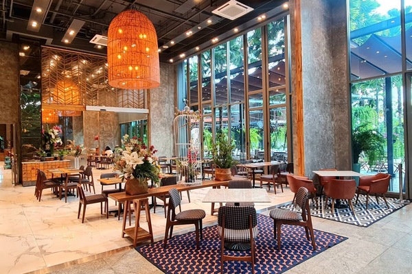 Breakfast, lunch, dinner served; local and international cuisine