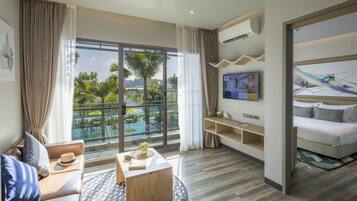 One Bedroom Pool View Tower B | Cofres nos quartos, escrivaninha, cortinas blackout, Wi-Fi de cortesia