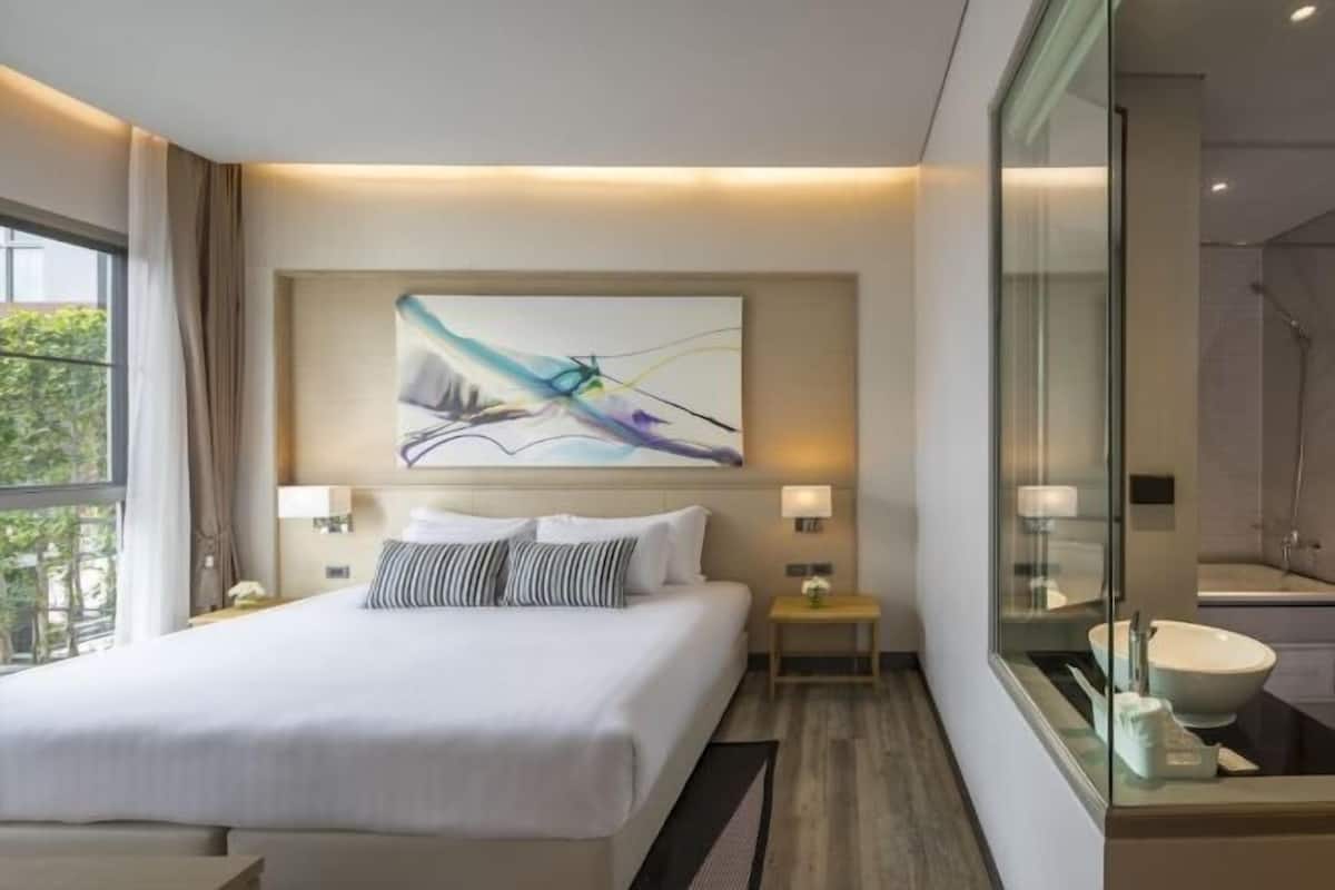 1 bedroom, in-room safe, desk, blackout curtains